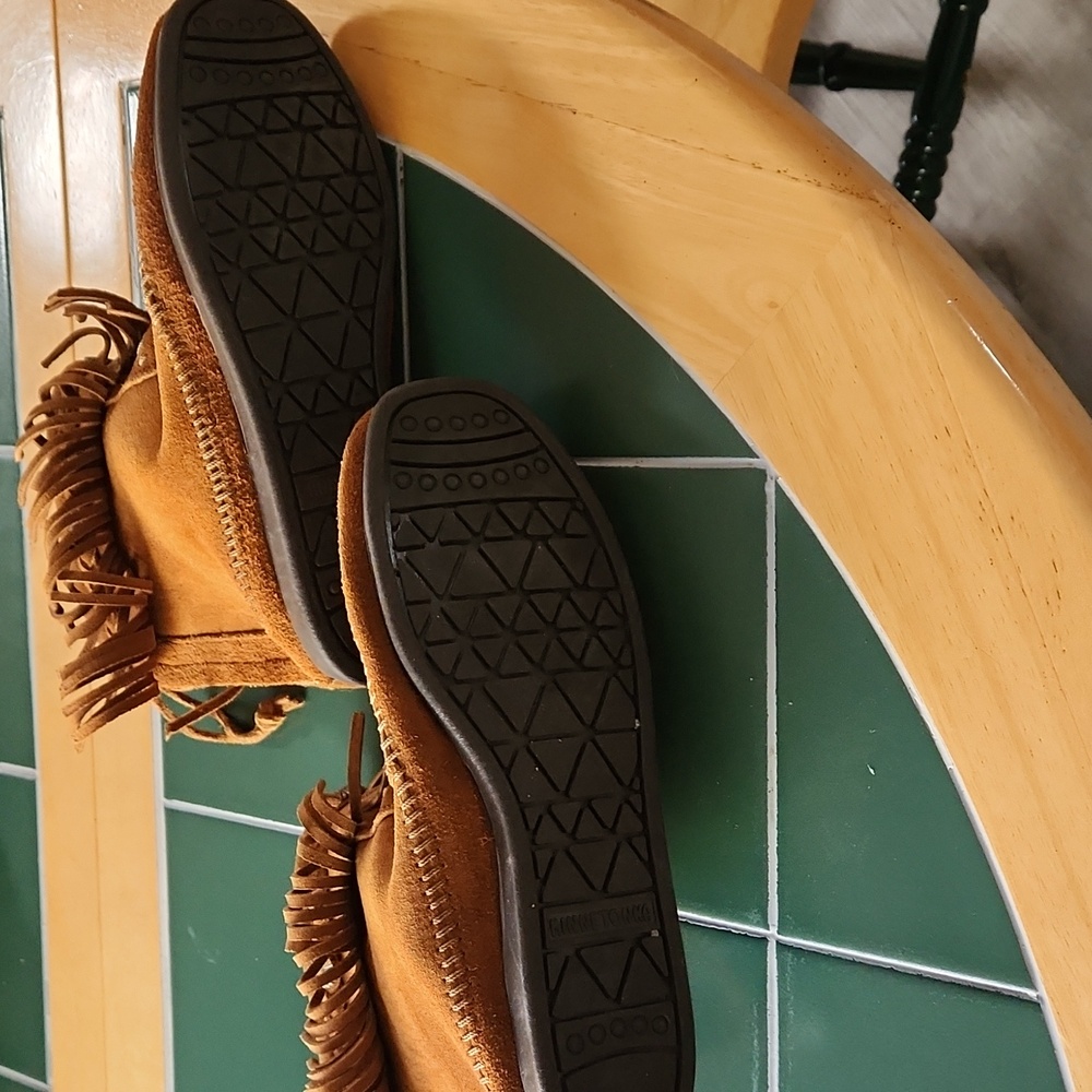 Minnetonka fringed Suede Ankle Boots - Picture 2 of 3